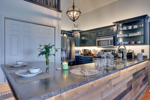 Mikrovågsugn, ugn, spishäll och diskmaskin