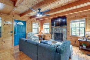 Een open haard en boeken