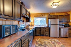 House (3 Bedrooms) | Interior - Rustic Log Cabin w/ Studio ~ 5 Mi to Pikes Peak! (Green Mountain Falls)