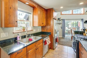 Interior - 1 Mi to Heavenly Ski Resort: Retreat w/ Hot Tub (South Lake Tahoe)