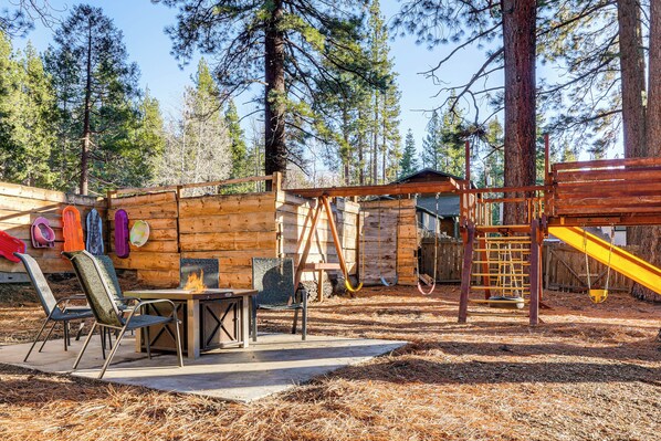 Interior - 1 Mi to Heavenly Ski Resort: Retreat w/ Hot Tub (South Lake Tahoe)