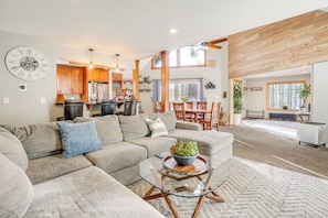 Interior - 1 Mi to Heavenly Ski Resort: Retreat w/ Hot Tub (South Lake Tahoe)