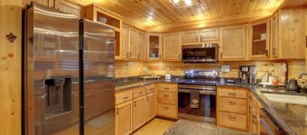 Blue Ridge Cabin w/ Hot Tub & Private Lake!