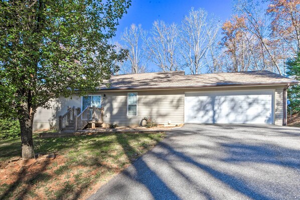 A single-story house with a garage, a front porch, and a driveway. - Blairsville Home w/ Deck & Stunning Mountain Views (Blairsville)
