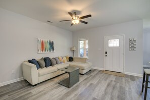 Living area - Sunny Memphis Home ~ 2 Mi to Beale Street! (Memphis)