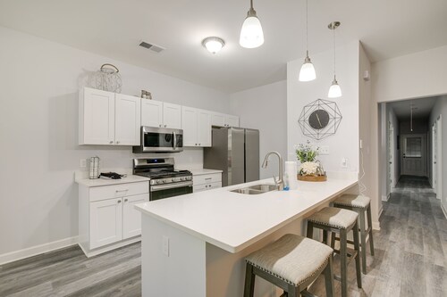 Sunny Memphis Home ~ 2 Mi to Beale Street!