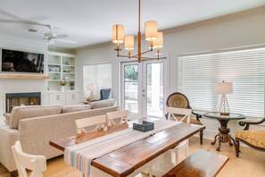 Interior - Chic St Simons Island Vacation Rental w/ Backyard (St. Simons Island)