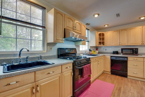 Spacious Norcross Home ~ 21 Mi to Downtown Atlanta