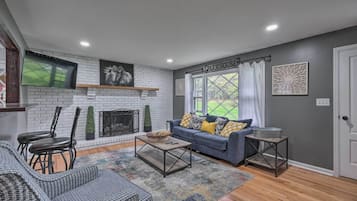 Rumah (4 Bedrooms) | Area keluarga | TV dan perapian