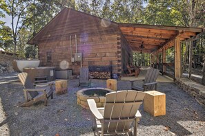 Outdoor spa tub - Coosawattee River Resort Cabin w/ Private Hot Tub! (Ellijay)