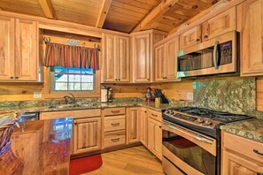 House (5 Bedrooms) | Interior - Trenton Cabin w/ Hot Tub - 14 Mi to Lookout Mtn! (Trenton)