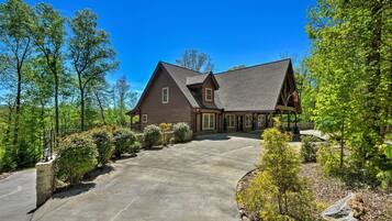 House (5 Bedrooms) | Interior