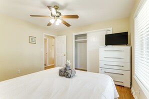 Interior - Lake + Dock Access: Peaceful Retreat in Duluth (Duluth)