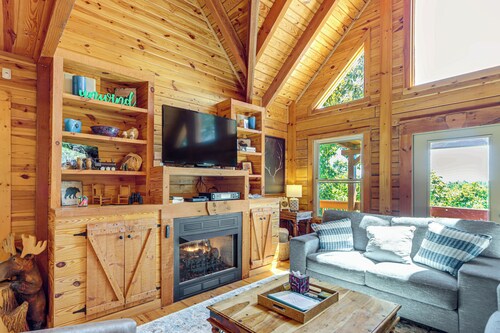 'owl's Nest' Pet-friendly Cabin w/ Private Hot Tub