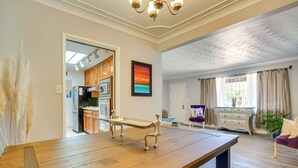 Un salon spacieux avec une table basse en bois, un canapé et une table à manger.