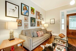 TV, perapian, dan buku