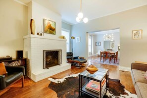 Apartemen (2 Bedrooms) | Area keluarga | TV, perapian, dan buku