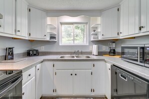 Talo (2 Bedrooms) | Yksityinen keittiö | Mikroaaltouuni, uuni, liesi, astianpesukone
