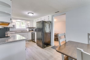 Private kitchen - Blairsville Beauty Near Hiking Trails & Vineyards! (Blairsville)