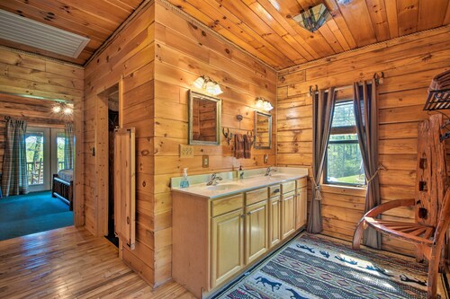 Cozy Trenton Cabin w/ Spa ~ 15 Mi to Lookout Mtn!