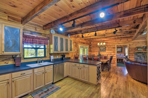 Cozy Trenton Cabin w/ Spa ~ 15 Mi to Lookout Mtn!