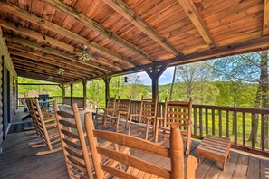 Interior - Cozy Trenton Cabin w/ Spa ~ 15 Mi to Lookout Mtn! (Trenton)