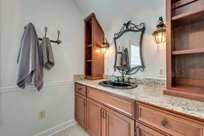 House (5 Bedrooms) | Interior