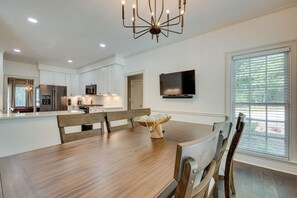 House (5 Bedrooms) | Interior