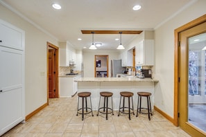 House (5 Bedrooms) | Interior
