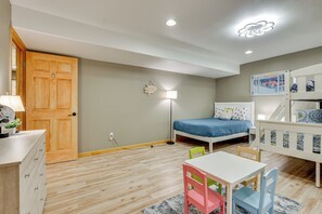 House (5 Bedrooms) | Interior