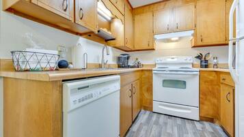 Apartment (2 Bedrooms) | Private kitchen | Microwave, oven, stovetop, dishwasher