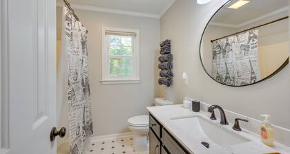North Macon Townhome w/ Deck < 8 Mi to Downtown!