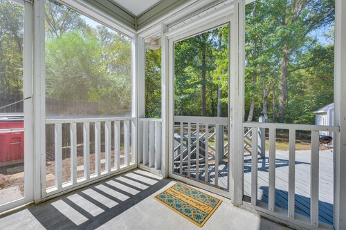North Macon Townhome w/ Deck < 8 Mi to Downtown!