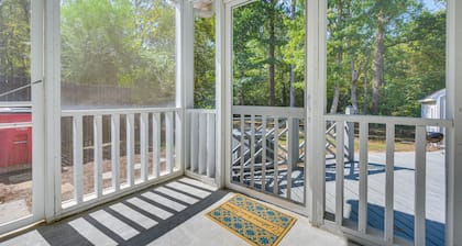 North Macon Townhome w/ Deck < 8 Mi to Downtown!