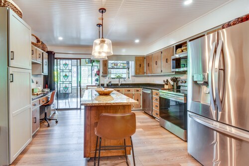 Whimsical Athens Home - 3 Mi to Sanford Stadium