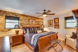 Nhà (3 Bedrooms) | 3 phòng ngủ, bàn, khu vực làm việc phù hợp cho laptop