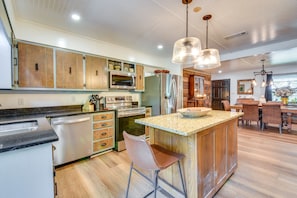 House (3 Bedrooms) | Private kitchen | Microwave, oven, stovetop, dishwasher - Whimsical Athens Home - 3 Mi to Sanford Stadium (Athens)