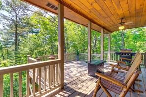A wooden deck with a grill, seating, and a view of the forest. - 2 Queen Suites, Trail Access, Mtn View, Fire Table (Blue Ridge)