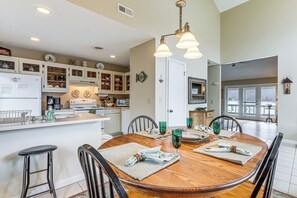 Interior - Fire Pit & Boat Dock: Lake Chatuge Townhome! (Hiawassee)