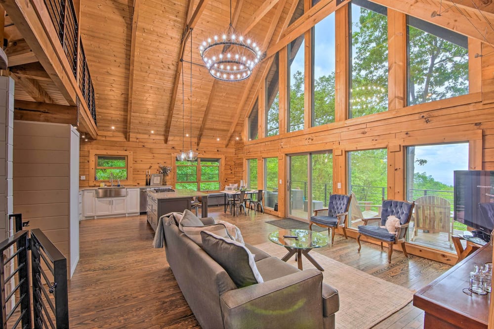 Luxe Jasper Cabin w/ Deck + Blue Ridge Mtn Views! - Pickens County, GA