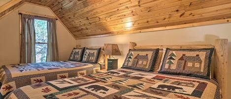 Un dormitorio acogedor con techos de madera y una cama grande con colcha.