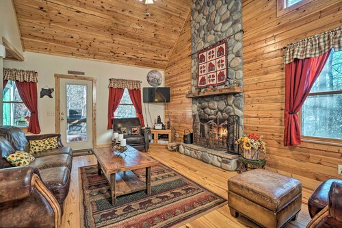 Outdoor Adventure - Charming Cabin w/ Hot Tub
