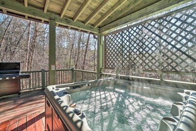 Outdoor Adventure - Charming Cabin w/ Hot Tub