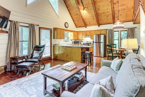 Picturesque Mountain Cabin w/ Hot Tub + Fire Pit!