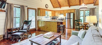 Picturesque Mountain Cabin w/ Hot Tub + Fire Pit!