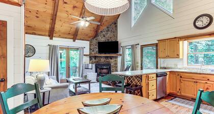 Picturesque Mountain Cabin w/ Hot Tub + Fire Pit!