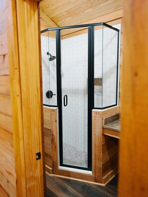 Dusj, håndklær, såpe og toalettpapir