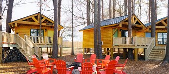 Enchanting Cabin Treehouse Retreat with Fire Pit - Perfect Getaway!