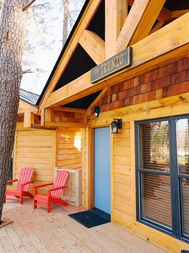 Enchanting Cabin Treehouse Retreat with Fire Pit - Perfect Getaway!