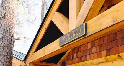 Enchanting Cabin Treehouse Retreat with Fire Pit - Perfect Getaway!